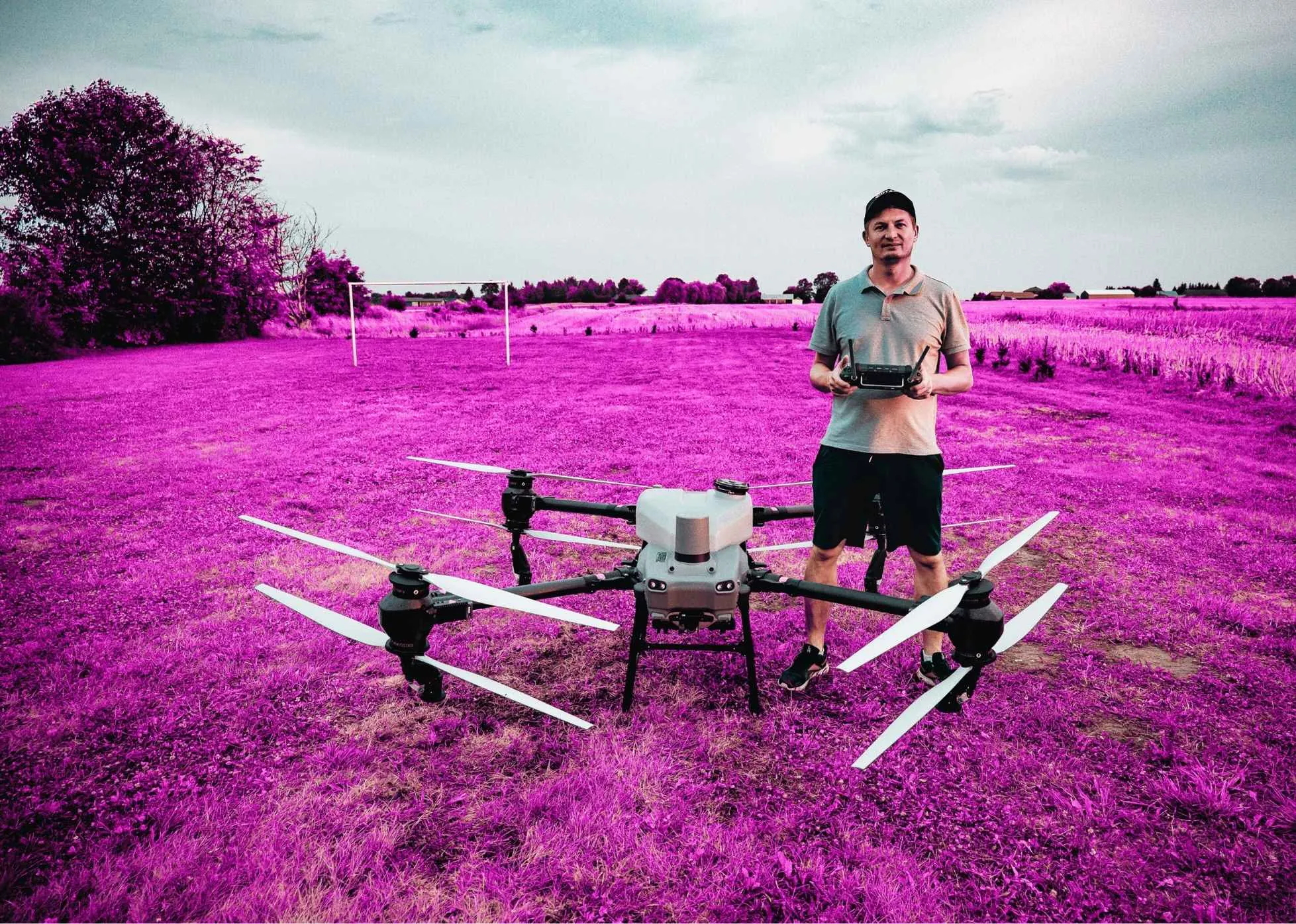 Operator DEST z dronem rolniczym w terenie